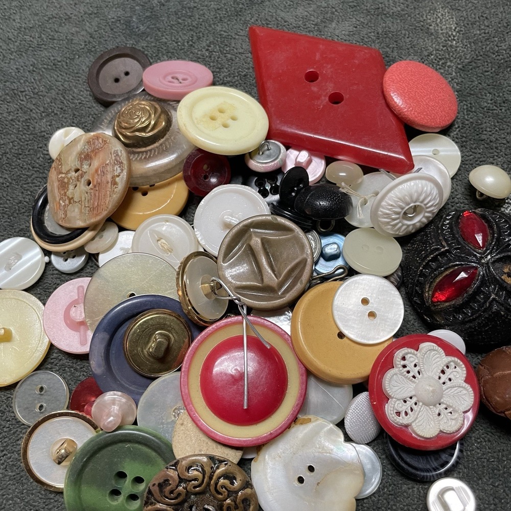 ANTIQUE VINTAGE LOT OF Assorted BUTTONS - Picture 2 of 4